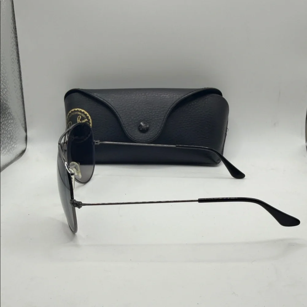 Ray-Ban Aviator Sunglasses with Gray Lenses and Black Case